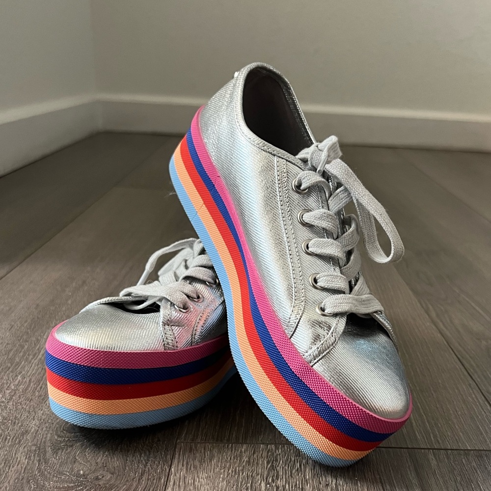 Steve Madden Silver sneaker with colorful soles size 6.5
